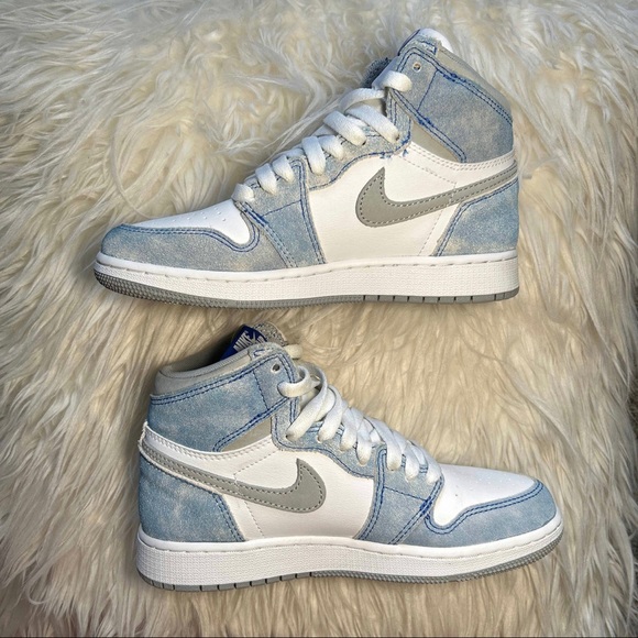 Air Jordan 1 Retro High OG GS ‘Hyper Royal’ - Picture 3 of 9